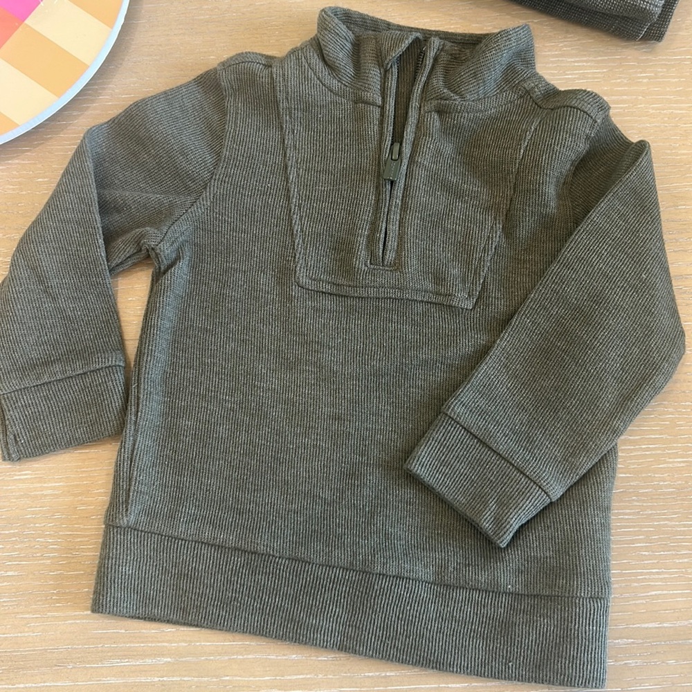 Old Navy boys, sweater pull over! Great for Fall pics! Worn twice! Olive green.